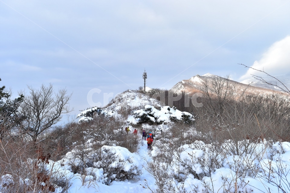 무등산,국립공원,풍경,힐링,산행,설경,상고대,서리꽃,서석대,입석대,안양산,백마능선,장불재,증심사,중봉,중머리재,천왕봉,지왕봉,Korea,National,Park,눈풍경,등산,주상절리,판타스틱,겨울왕국,겨울,지질공원,인왕봉,천지인,설국,2018년,1월,눈꽃,파란하늘,트레킹,winter,landscape,감성,아름다운,황홀한,장관,비경,선경,최고,사진,겨울,계절,winter,season,자연,풍경,nature,landscape,한국자연풍경,한국자연경관,korea nature landscape,outdoors,옥외