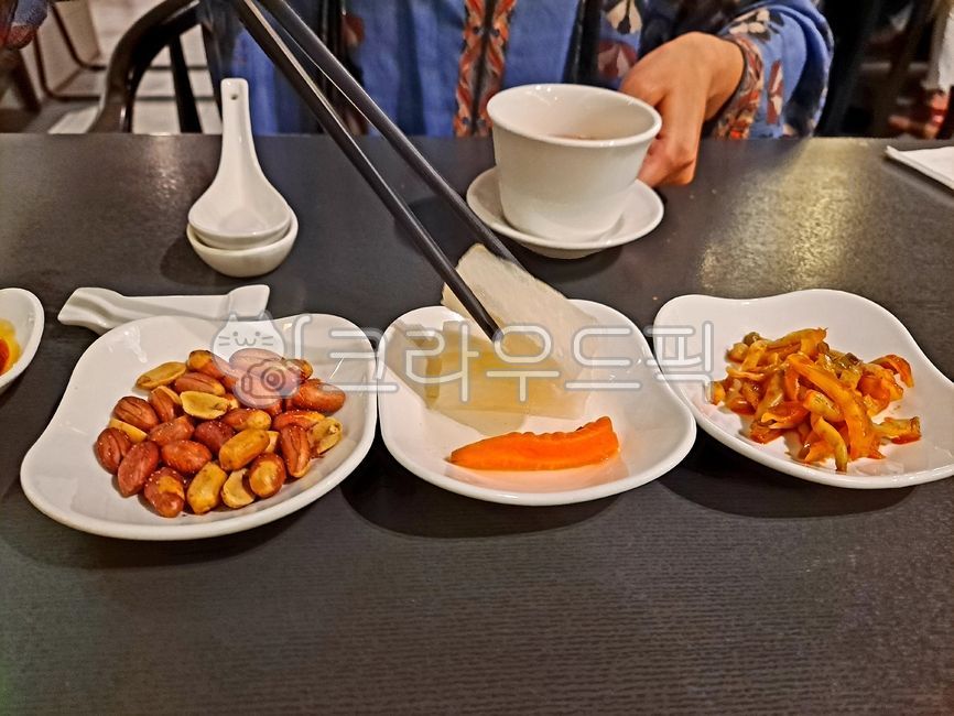 사람,여자,젓가락,레스토랑,중국음식,중국요리,반찬,식당,식사,땅콩,피클,무우,당근,짜사이,찻잔,도자기,그릇,테이블,숟가락,스푼,감성,spoon,chopstick,table,teacup,restaurant