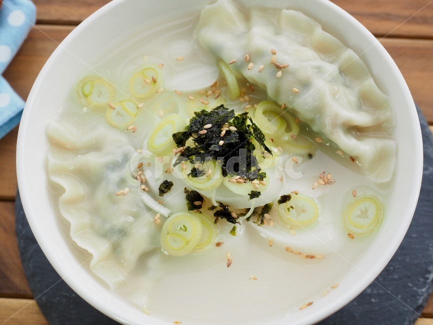 한국음식,떡국,떡만두국,만두국,식품,한식,한국문화,한국,배경,음식문화,웰빙,문화,아시아,아시아음식,접시,전통,설날,추석,음식,추석음식,설날음식,명절,명절음식,koreanfood,korea,koreanculture,food,background,foodculture,wellbeing,culture,asia,asianfood,dish,tradition,음식,식재료,요리,food,cook,meal,dishes,food reserves,한식,한국음식,한국요리,korean food,korean dishes,korean meal,korean cook