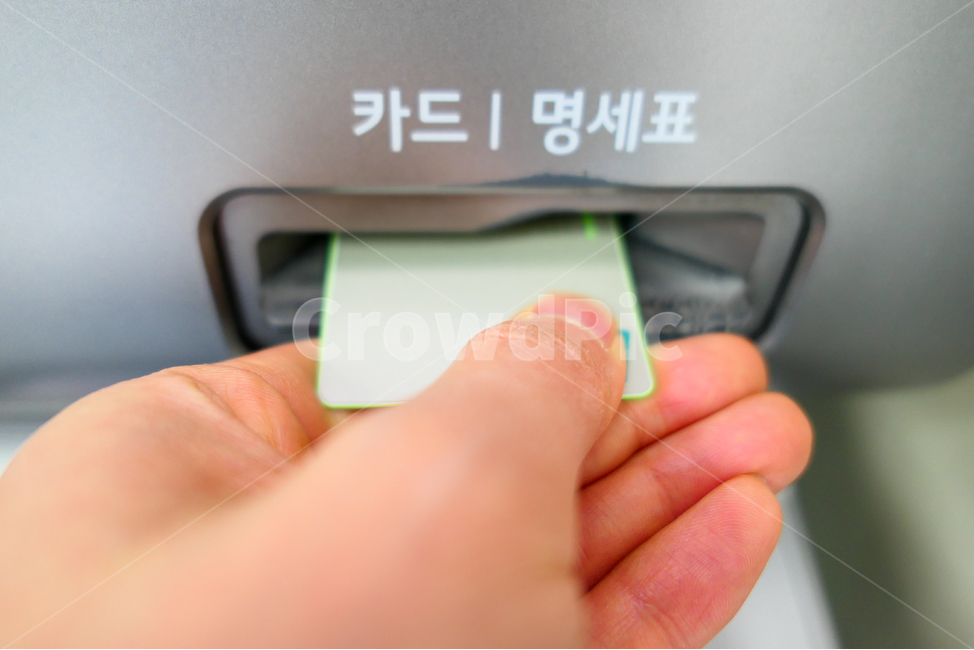 카드,신용카드,atm,현금인출기,체크카드,은행,신용,cd기,손,손가락,현금카드,현금서비스,출금,금융,금융서비스,기계,금융생활,현금인출,인출,금융,돈,finance,banking,money