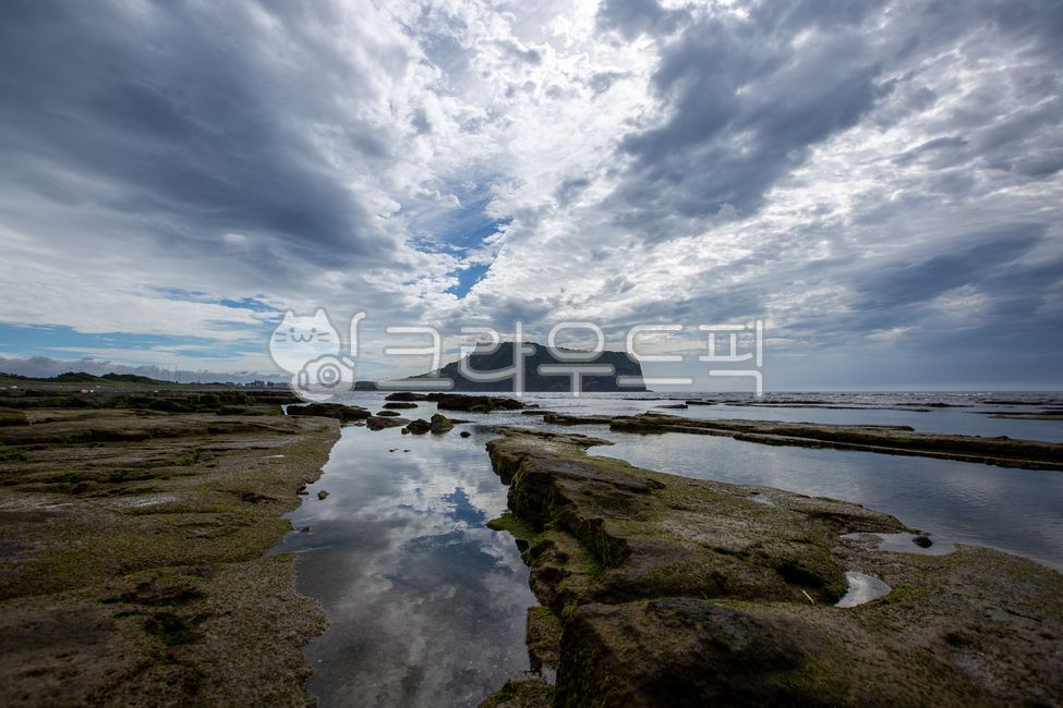 제주도,광치기해변,성산일출봉,바위,바다,바닷물,반영,해변,해안,하늘,구름