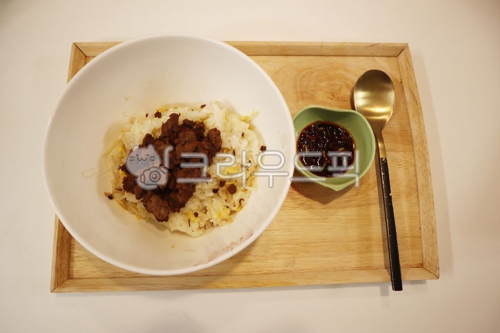 콩나물밥,덮밥,콩나물소고기밥,숟가락,스푼,콩나물,그릇,쟁반,food,한식,간장,양념장,spoon,음식,meal,식사,나무쟁반,다진소고기,비빔밥,밥