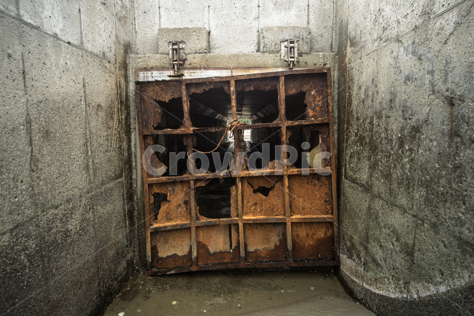 통로,바닷물통로,철문,녹슨철문,부식,corrosion,녹,해양부식,빈티지사진,빈티지느낌,빈티지감성,vintage