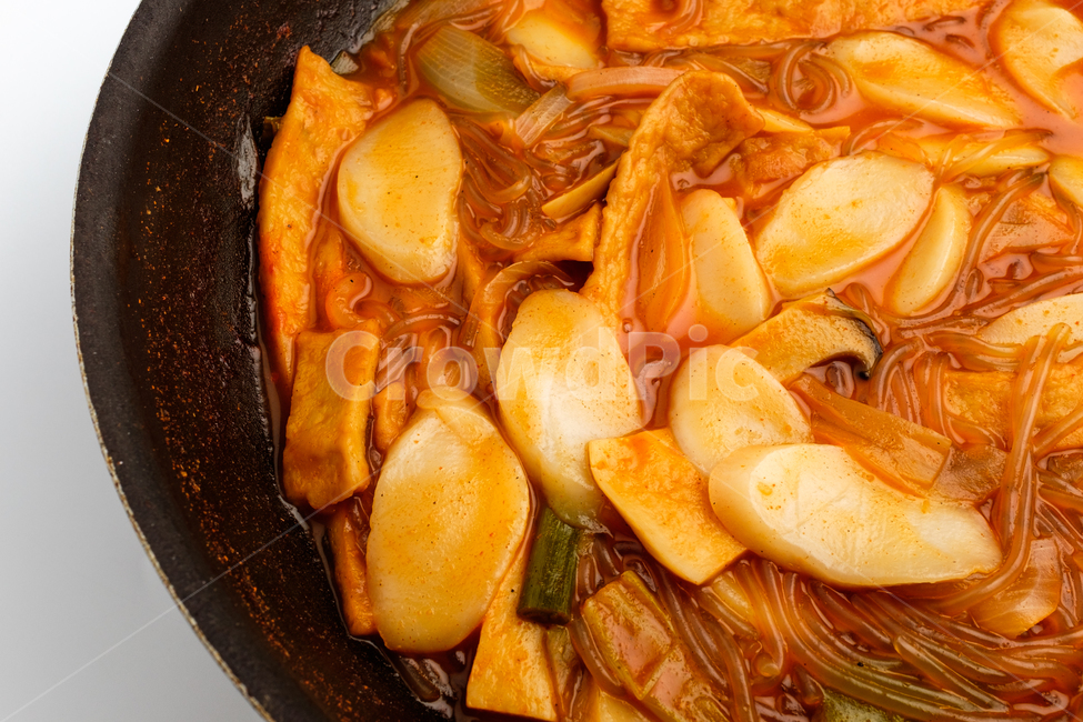 떡볶이,떡,매운,한국문화,한국음식,요리,식사,간식,양념,조미료,채소,어묵,오뎅,당면,파,마늘,고추장,식품,국물,뜨거운,맛있는,인기있는,달콤한,가래떡,볶음