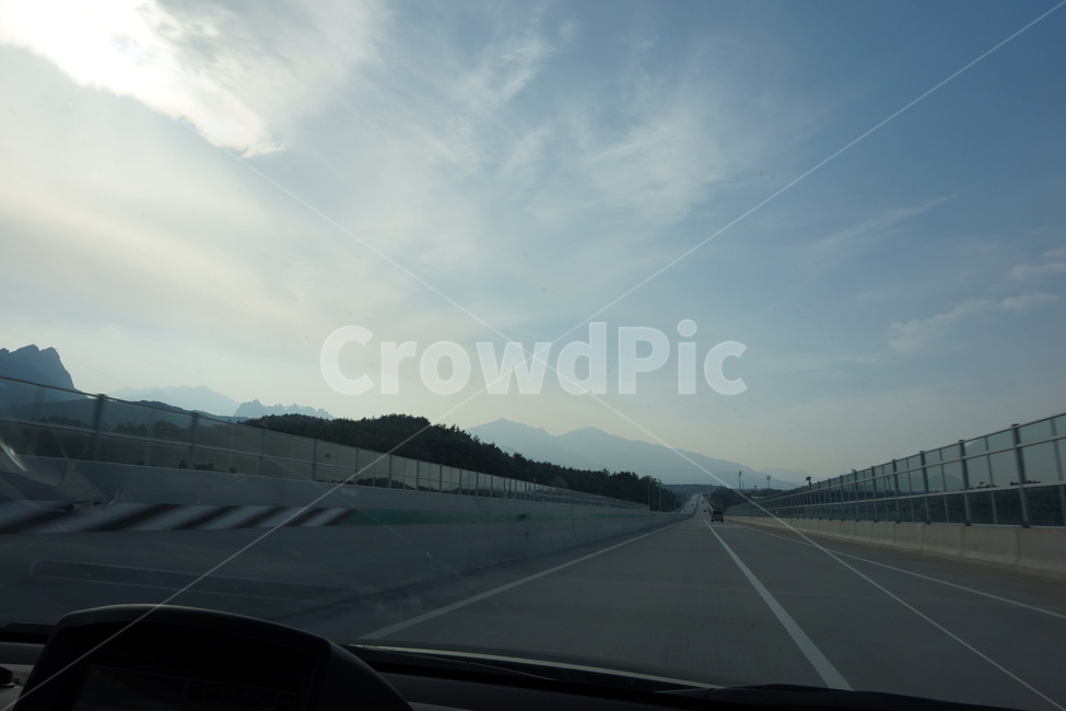 고속도로,하늘,산,구름,도로,교통,교통수단,traffic,transportation,road,freeway,고속 도로,highway