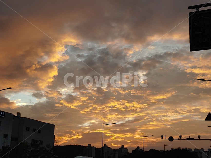 nature,자연,outdoors,옥외,sky,하늘,redsky,붉은하늘,dusk,황혼,dawn,새벽,sunset,일몰,저녁하늘,구름,퇴근길