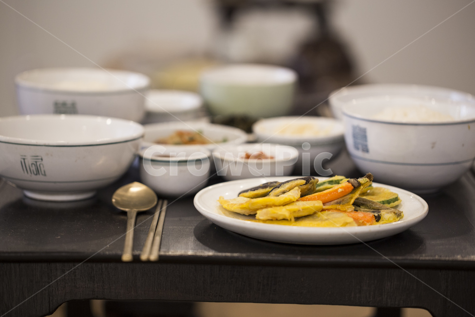 side dish,soup,award,table setting,dining table,rice