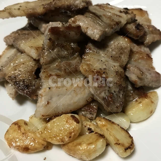 삼겹살,돼지고기,고기,돼지,마늘,마늘구이,저녁식사,식사,음식,식재료,요리,food,cook,meal,dishes,food reserves,육류,고기,meat,한식,한국음식,한국요리,korean food,korean dishes,korean meal,korean cook