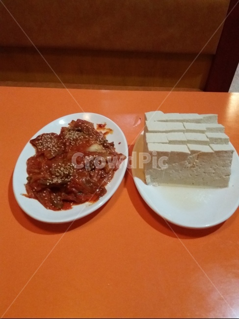 김치,두부,두부김치,접시,탁자,고추가루,묵은김치,음식,식재료,요리,food,cook,meal,dishes,food reserves