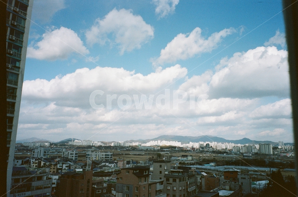 동네,노을,하늘,빛,해,필름,아날로그사진,그레인,햇빛,빛무리,film,filmphotography,sky,cloud,light,빛갈라짐,하늘색,하얀색,천지창조,가을,파란색,건물들,아파트