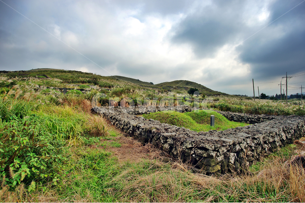 무덤,제주,전통무덤,현무암,돌담,자연,풍경,nature,landscape,한국자연풍경,한국자연경관,korea nature landscape,제주도,jeju,jeju island,outdoors,옥외,slope,경사