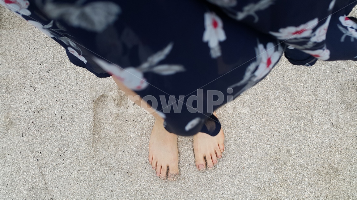 원피스,맨발,바람,꽃무늬,모래,감성사진,백사장,분위기있는,날리는,펄럭