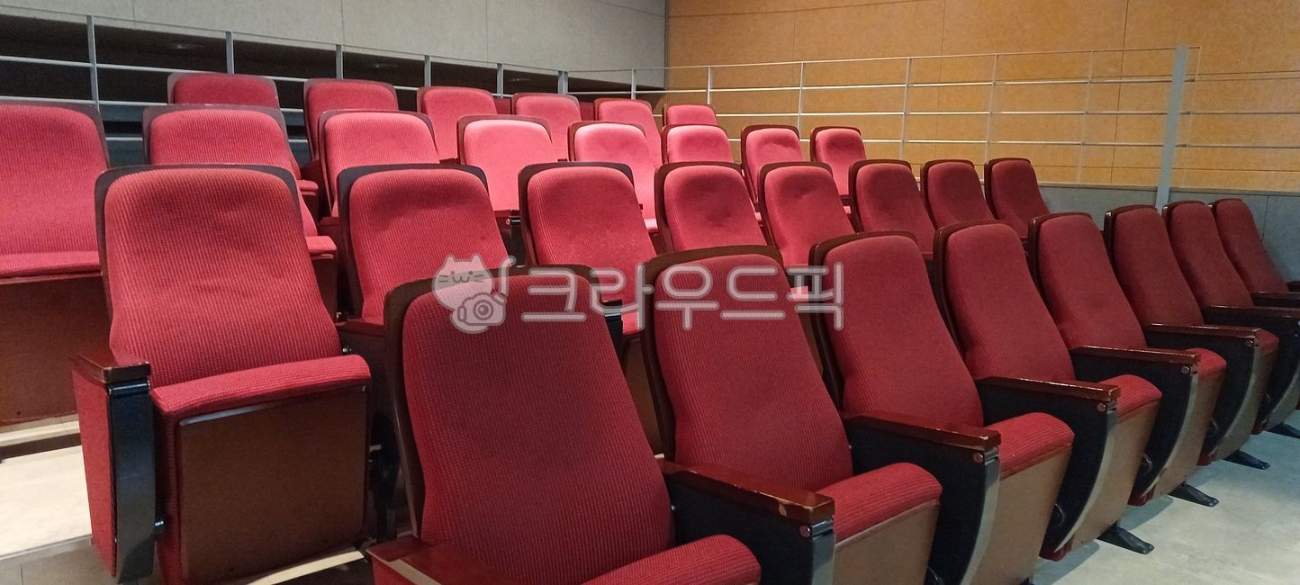 의자,관람석,관객석,공연장,극장,강연장,강의실,빨강,다홍색,red,chair,hall