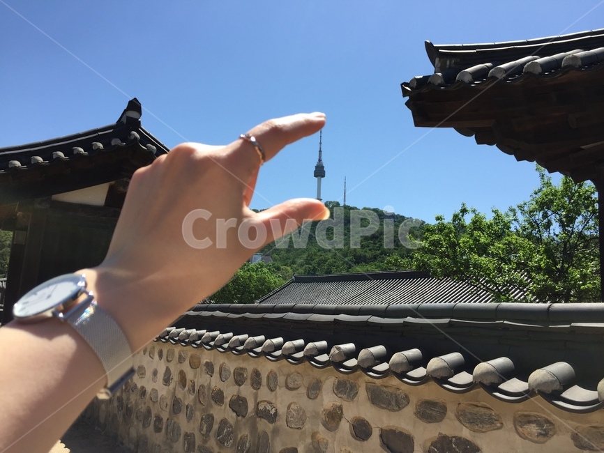 손,남산,기와,손장난,기와집,원근법,예쁜손,풍경,맑음,하늘,산,한국전통,한국문화,korean traditional,korean culture,랜드마크,landmark,tourist attraction,한국랜드마크,한국관광지,한국명소,korea landmark,korea tourist attraction,사람,인물,인간,human,person,신체일부,몸,body,건축물,건물외관,exterior,building,structure,architecture,construction