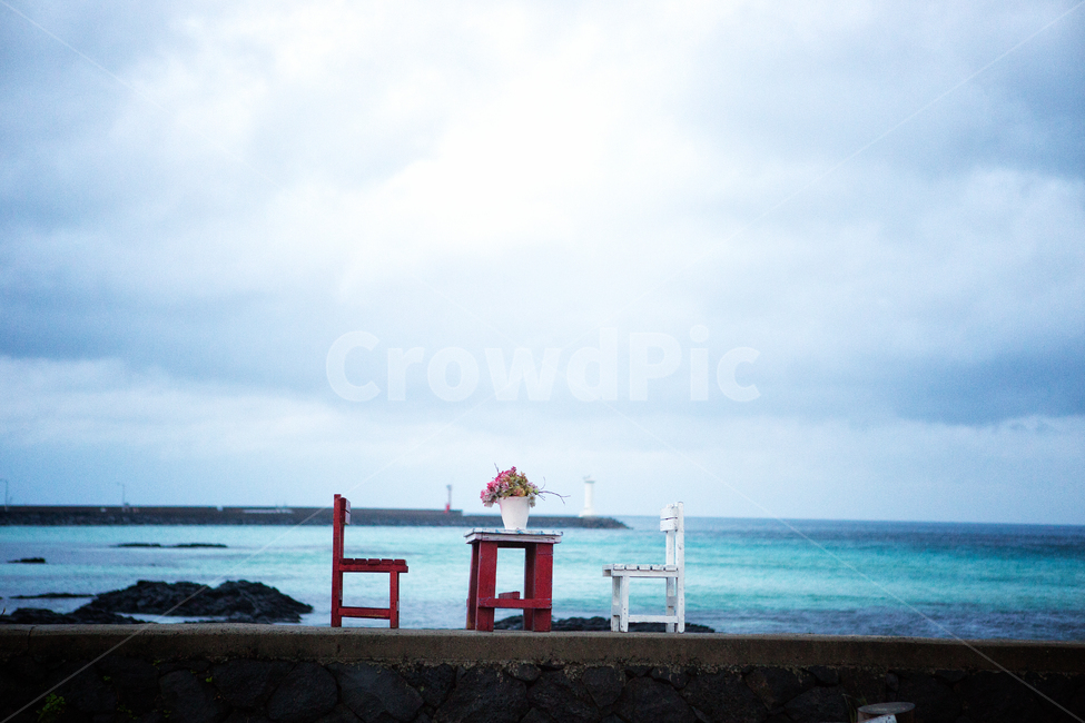풍경,자연,바다,제주도,제주,jeju,의자,등대,하늘,구름,흐린하늘,자연,풍경,nature,landscape,제주도,jeju,jeju island,banister,난간,handrail