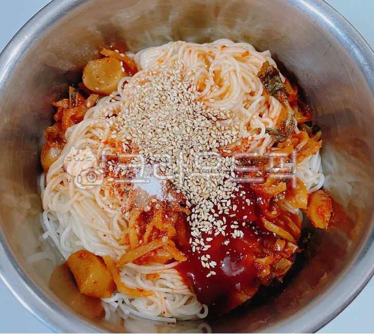비빔국수,비빔면,국수,고추장,초고추장,참깨,깨,고춧가루,고추가루,볶은김치,김치볶음,볶음,무김치볶음,볶은무김치,김치,무김치,면,면류,비빔양념,양념,설탕,food,noodle,meal,sesame