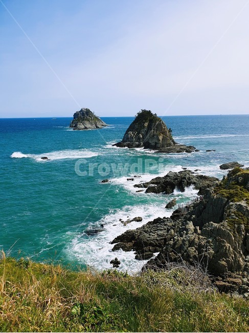 푸른바다,sea,시원함,bluff,바닷가,cool,청량함,맑은하늘,sky,바위,파도,wave