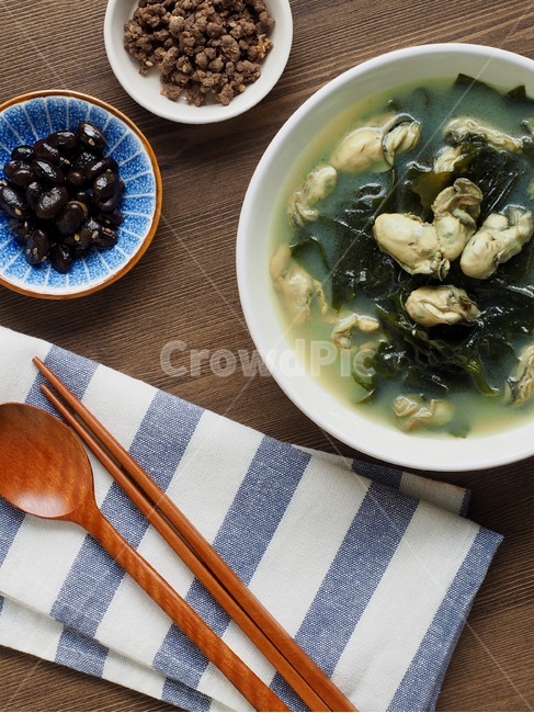 굴,미역국,굴미역국,국물음식,해산물,조개류,음식,한국음식,한국,겨울음식,웰빙,배경,식사,해초,oyster,seaweedsoup,oysterseaweedsoup,soup,seafood,shellfish,food,koreanfood,korea,winterfood,wellbeing,background,meal,seaweeds,bowl,사발,음식,식재료,요리,food,cook,meal,dishes,food reserves,한식,한국음식,한국요리,korean food,korean dishes,korean meal,korean cook