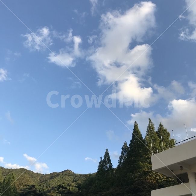 하늘,파랑,blue,sky,cloud,구름,mountain,자연,풍경,nature,landscape,건축물,건물외관,exterior,building,structure,architecture,construction,tree,나무,plant,식물,fir,전나무