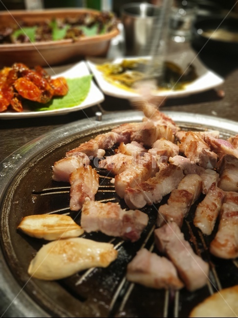 퇴근길,삼겹살,소주한잔,친구,수다,고기,돼지,쌈,음식,식재료,요리,food,cook,meal,dishes,food reserves,육류,고기,meat,한식,한국음식,한국요리,korean food,korean dishes,korean meal,korean cook