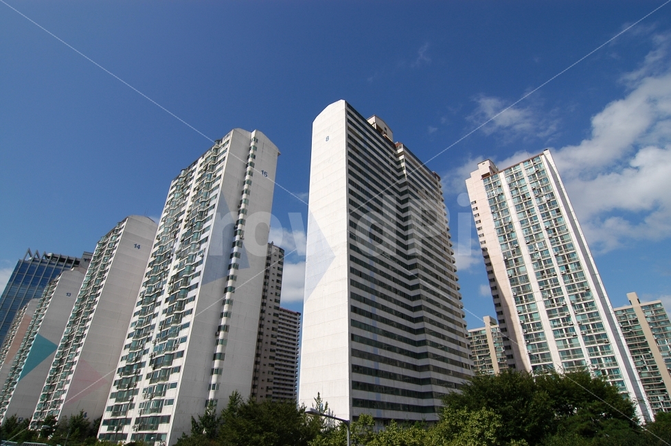 아파트,주택,집,빌딩,건물,고층빌딩,고층아파트,도시,부동산,하늘,구름,도시,풍경,city,landscape,office building,사무실 건물,building,urban,어반,town,시티,high rise,고층 건물