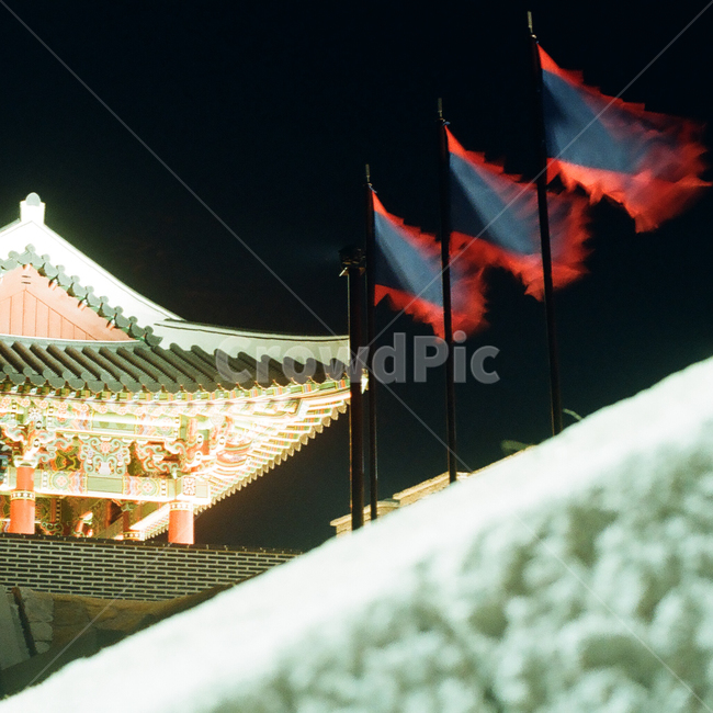 경주,문화재,궁궐,궁,단청,전통문양,전통무늬,문양,무늬,깃발,flag,건물,building,기와,성,읍성,요새,전통,castle,밤,야경,night,nightscape,한국,신라,한국전통,한국문화,koreantraditional,koreanculture,랜드마크,landmark,관광,관광지,감성,감성사진,빈티지,아날로그,필름,필름사진,필름카메라,film,filmcamera,sensible,feeling