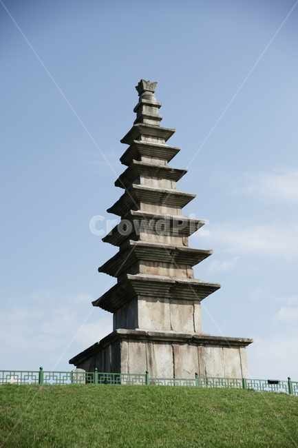 중앙탑,충주,국보제6호,통일신라시대,탑평리,7층석탑,유적,하늘,잔디,석탑,불교,파란색,건축물,architecture,temple,신전,building,건물,worship,shrine,탑