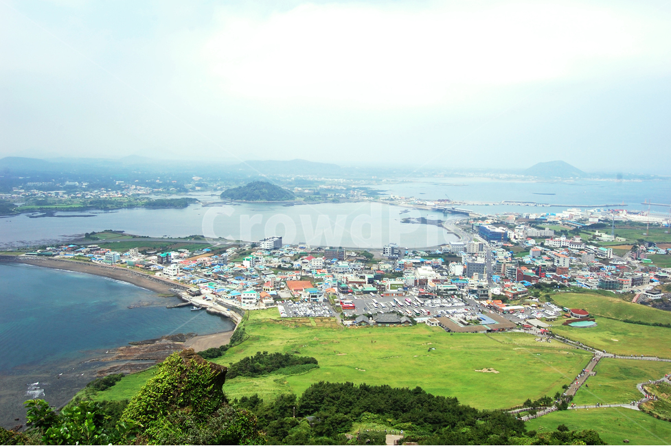 산,봉우리,성산일출봉,여름,하늘,날씨,제주도,제주도하늘,여행,여행사진,푸른,sky,sunny,맑은,weather,trip,travel,travelling,풍경,배경,배경사진,풍경사진,감성사진,평화로운,분위기,차분한,차분함,평화로움,summer,mountain,mountaintop,road,tree,trees,cloud,jeju,jejuisland,Korea,korean,scene,view,ambience,atmosphere,background,calm,peaceful,tranquil,still,바다,바닷가,ocean,sea,꼭대기,top,town,마을,자연,풍경,nature,landscape,한국자연풍경,한국자연경관,korea nature landscape,제주도,jeju,jeju island,도시,city,한국도시풍경,한국도시경관,korea cityscape,경치,outdoors,옥외,scenery,aerial view,조감도,land,땅