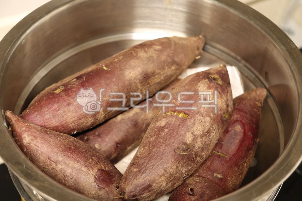 Sweet potato,steamed sweet potato,winter snack,warm snack,roasted sweet potato,chestnut sweet potato,pumpkin sweet potato,home-steamed sweet potato,sweet potato dish,nutritious snack,easy snack,healthy snack,diet snack,recommended winter snac