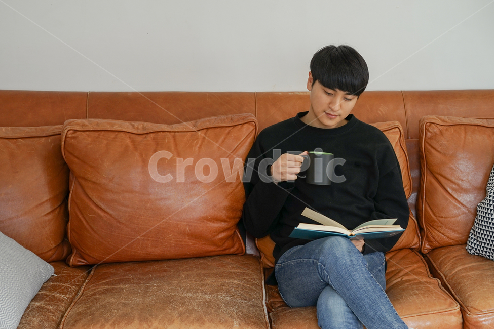 쇼파,소파,휴식,남성,남자,거실,휴일,sofa,실내,쿠션,rest,가구,독서,커피,음료,책,book