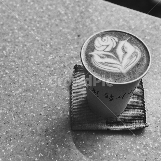 라떼아트,커피,카페라떼,coffee,latteart,커피,카페,coffee,cafe,흑백,모노톤,monochrome,black and white