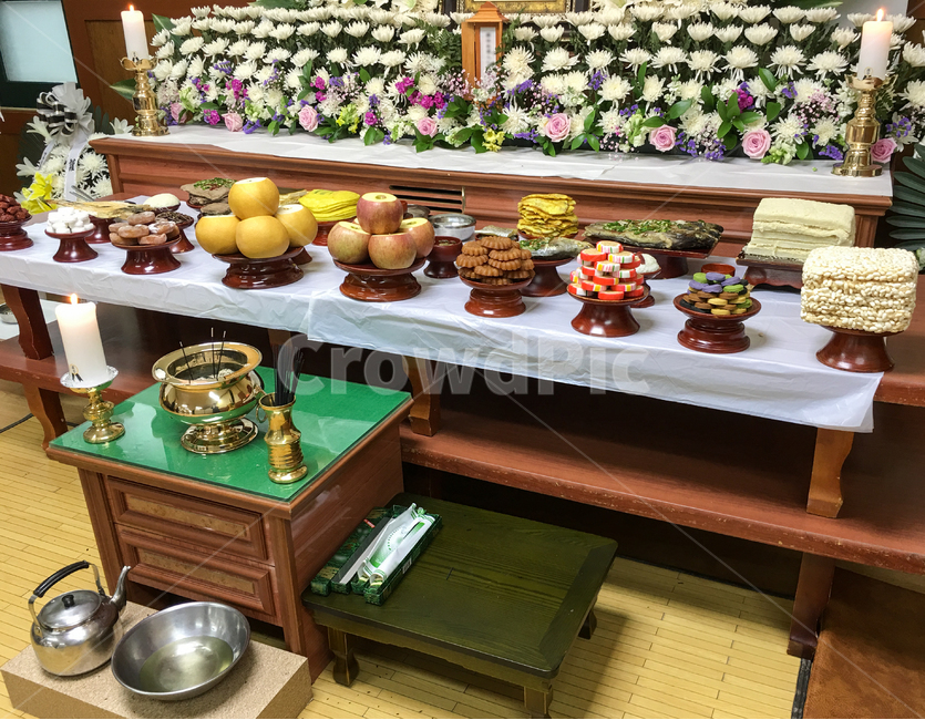 장례식장,장례,죽음,장사,제사,음식,초,촛불,향,과일,의례,의식,초상,초상집,상가,문상,상식,빈소,영정,관습,장례문화,풍습,유교문화,관혼상제,전통,엄숙한,조용한,제례,양초,장례음식,제사음식,상조,조문실,국화,분향,슬픔,한국전통,한국문화,korean traditional,korean culture