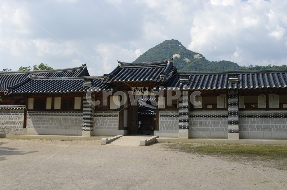 경복궁,고궁,건축,전통건축,traditional,전통,기와지붕,하늘,구름,산,한국전통,한국문화,korean traditional,korean culture