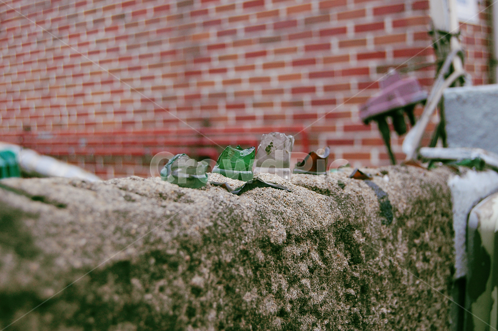 담벼락,담,깨진유리,유리병,깨진,날카로운,달동네,철거,부숴진,건축,빈티지,오래된,낡은