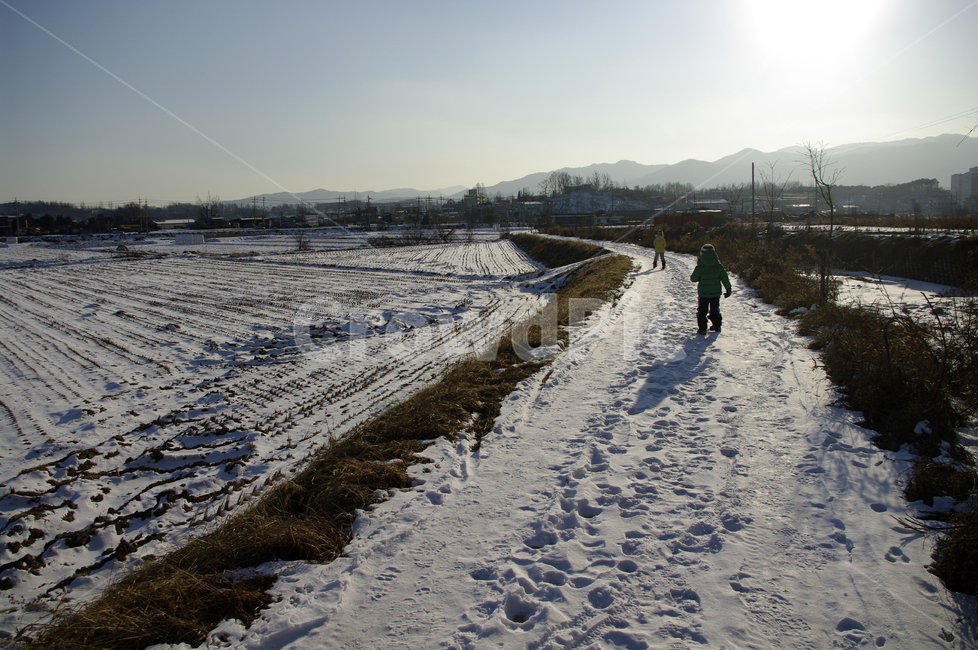 설경,겨울,winnter,계절,눈,하늘,전원,겨울,계절,winter,season,시골,마을,풍경,landscape,country,rural,town,사람,인물,인간,human,person,어린이,어린아이,child,children,kid