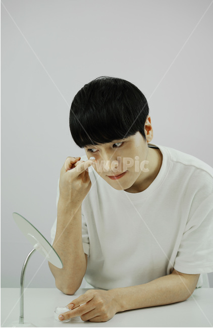 남자,뷰티,스킨케어,피부관리,화장품,로션,beauty,skincare,cosmetic,남성,lotion,그루밍족,사람,인물,인간,human,person,남성,남자,man,male,뷰티,미용,beauty treatment