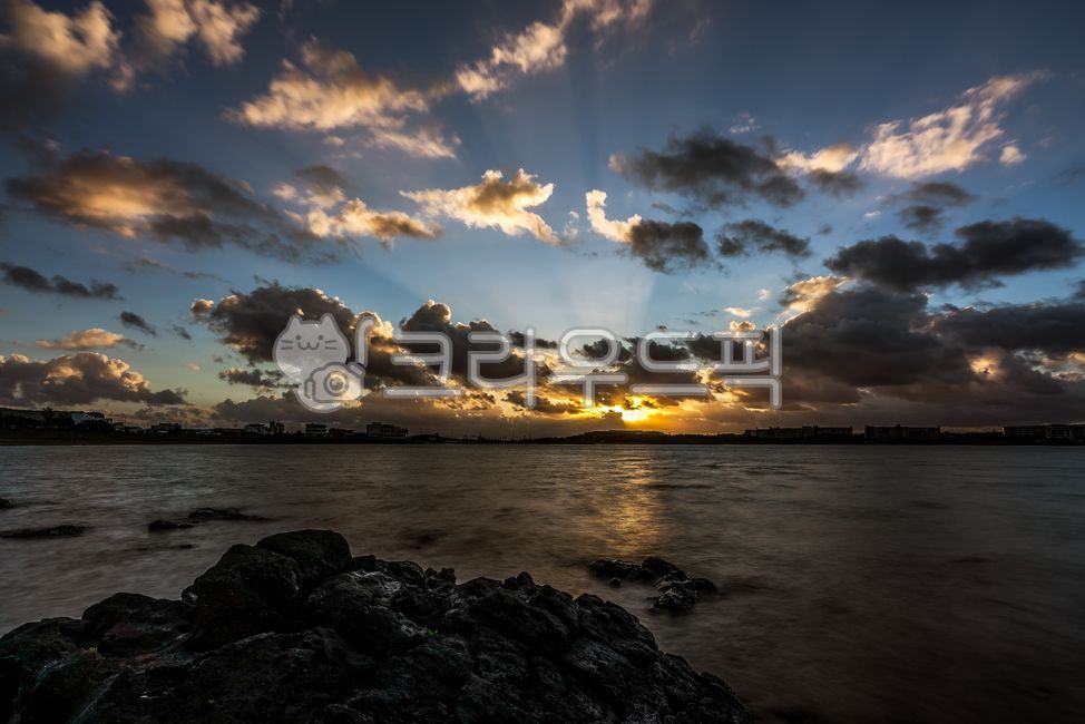 tide,wondrous,pretty sky,jeju island,cloud,beautiful,amazing,view,morning sky,wonderful sea,sky,sea sunrise,nature,shine,sunlight,ocean,dawn sky,outdoors,fantastic,Sunrise,sublime,landscape