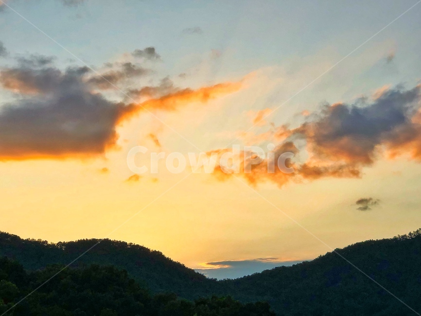 weather,날씨,nature,자연,outdoors,옥외,cloud,구름,sky,하늘,cumulus,적운,mountainrange,산맥,mountain,산,석양,석양빛,노을