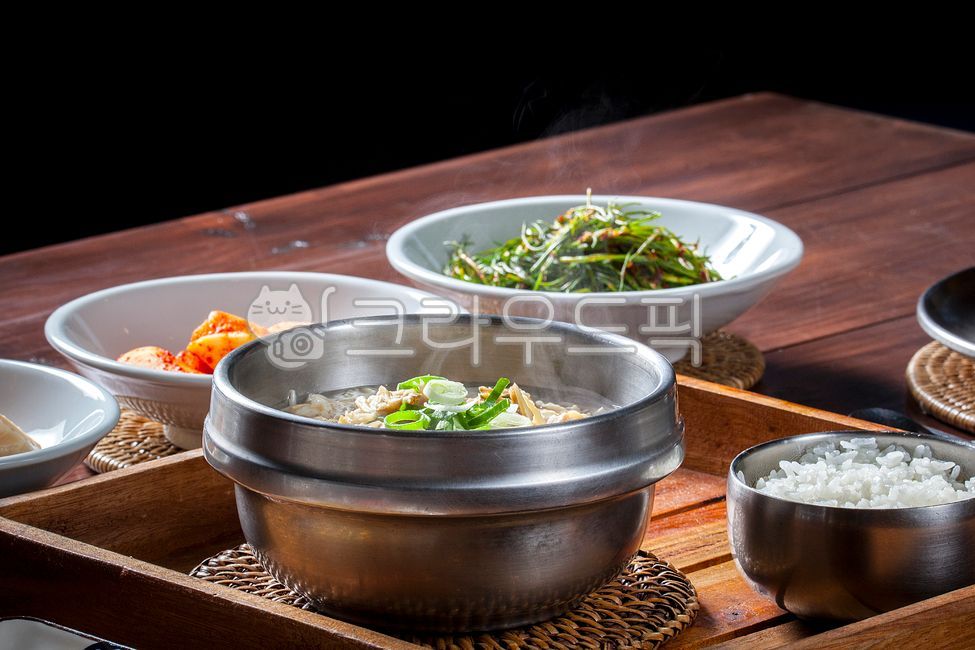 tray,Haegam clam,Rattan,clam soup,wooden tray,bowl,Clam Haejangguk,bamboo tray,Hanjeongsik,seafood stew,Clam soup and rice,bang,wellbeing,Seafood dishes,healthy food,Wellbeing food,Korean food,rattan support,ingredients,clams,cooking,nutritious food,Korea