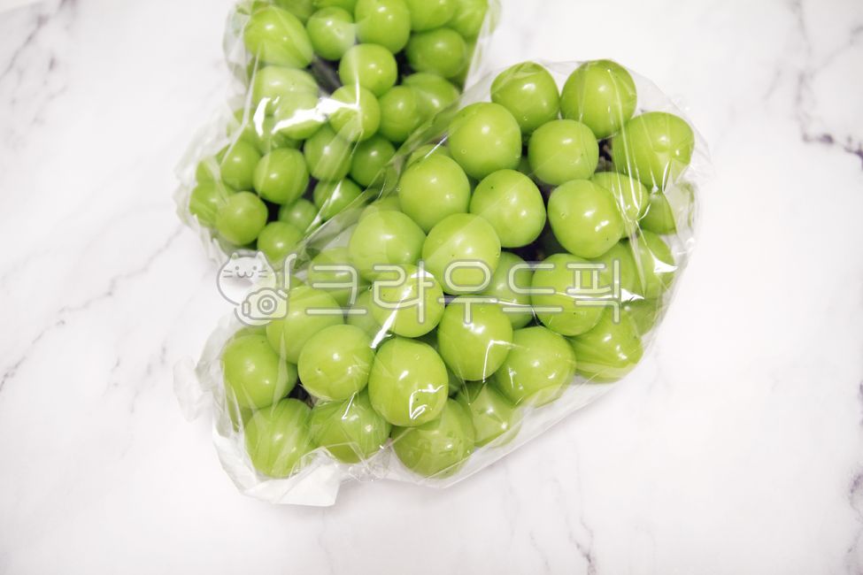 샤인머스캣,샤인머스켓,포도,청포도,과일,fruit,음식,달콤한,맛있는,과육,포도송이,화이트,흰색,백그라운드,포장,비닐,투명한,유기농,컨셉,누끼,그린,녹색,열매,푸드,건강,오가닉,상큼한,생과일,정물,클로즈업,신선한,프레쉬,fresh,제철과일,후식,디저트,오브젝트,재료,웰빙,비타민,식재료,간식,요리,food,cook,foodreserves,grapes