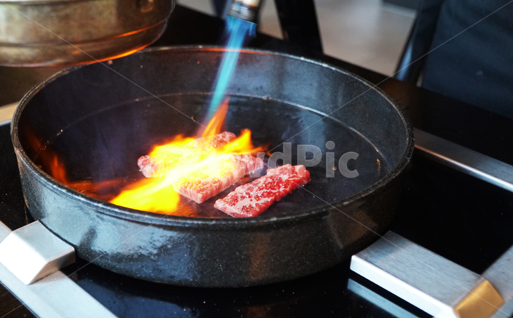 토치구이,소고기,불쇼,철판구이,소고기구이,살치살,한우,토치,불,fire,grill,toach,육류,고기,meat