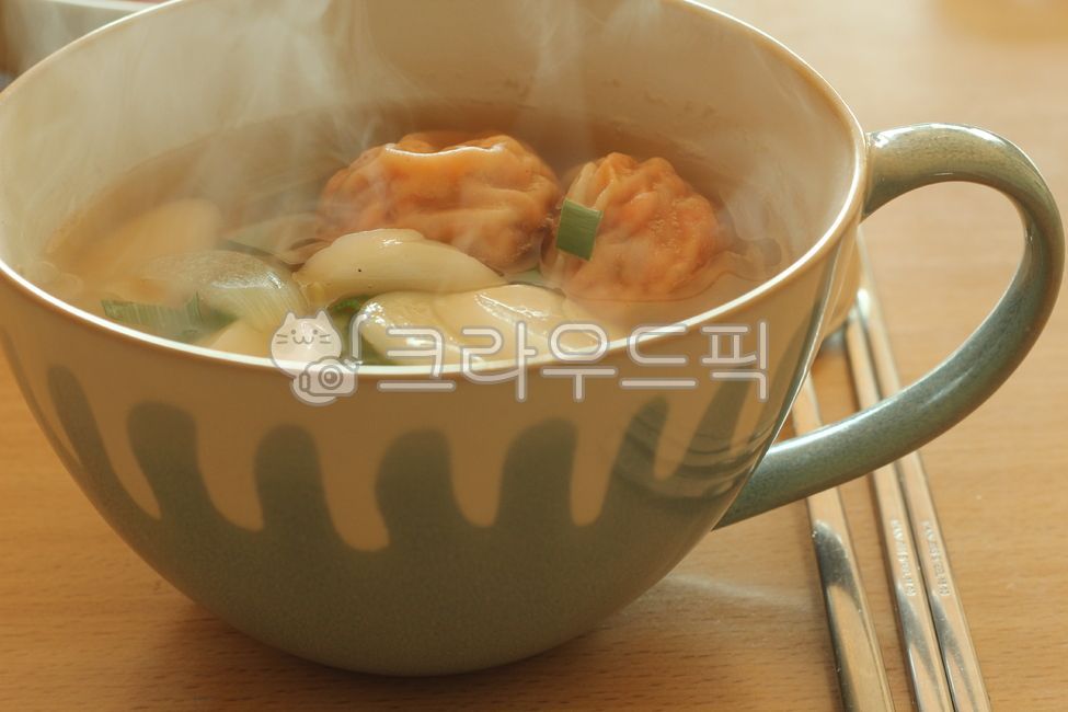 soup bowl,soupbowl,rice cake dumpling soup,seaweed,rice cake soup,bowl,food,meal,steam,kimchi dumplings
