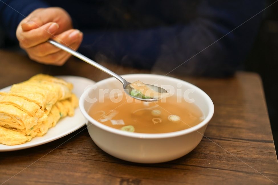 국물,국물요리,계란말이,오뎅국물,숟가락,식사,먹방,음식,계란,안주,술안주,오뎅국,푸드,겨울,겨울,계절,winter,season,음식,식재료,요리,food,cook,meal,dishes,food reserves