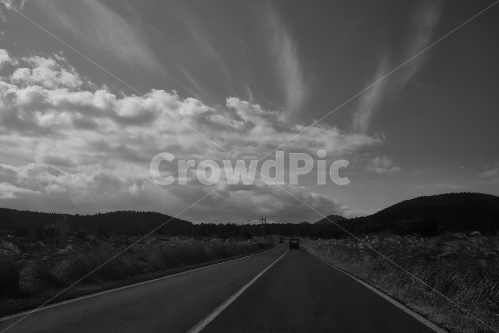 제주도,길,길거리,도로,흑백사진,흑백,모노톤,monochrome,black and white,교통,교통수단,traffic,transportation,road,asphalt,아스팔트,highway,고속도로,freeway,고속 도로