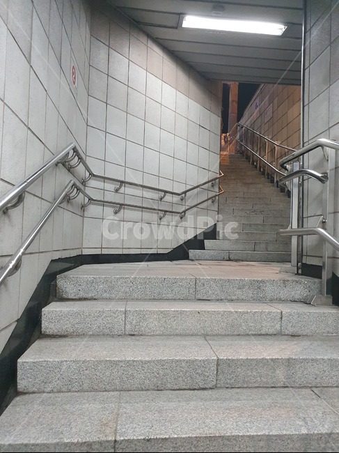 계단,지하철,지하철계단,밤,어두움,난간