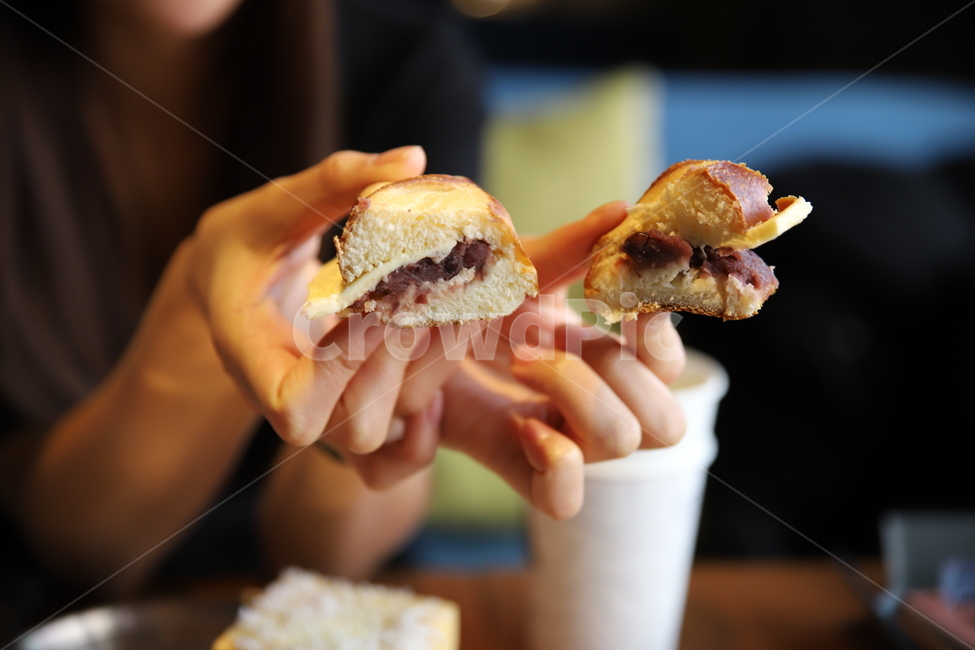 카페,빵,커피,브런치,cafe,coffee,bread,사람,인물,인간,human,person,신체일부,몸,body,음식,식재료,요리,food,cook,meal,dishes,food reserves,빵,bread,디저트,간식,후식,dessert,snack
