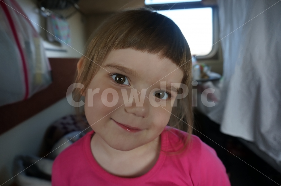 애기,천진난만,아무것도모름,기차,러시아,사람,인물,인간,human,person,얼굴표정,facial expression,face,어린이,어린아이,child,children,kid,감정표현,기분,feeling,emotion
