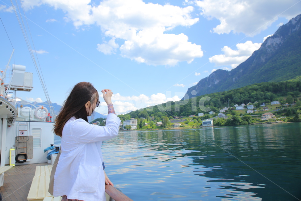 사람,human,인간,nature,자연,water,물,outdoors,옥외,person,유람선,바람,하늘,구름,호수,여행,해외,외국,세계,foreign,oversea,world,사람,인물,인간,human,person,여성,여자,woman,female,lady,여행,휴가,traveling,vacation,trip