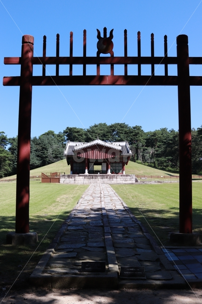 동구릉,수릉,세계문화유산,문화유산,왕의길,이성계,왕의문,파란하늘,역사건물,랜드마크,landmark,tourist attraction,한국전통,한국문화,korean traditional,korean culture