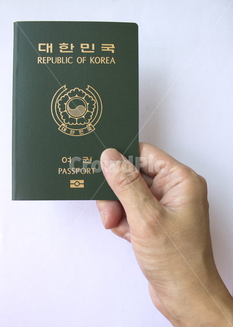 여권,한국여권,passport,대한민국여권,id,사물,물건,business,card,citizen,emigration,identification,identity,international,korea,pass,republicofkorea,security,한국,대한민국,손,핸드,신체,신체부위,잡기,여자손,여자,탑,탑뷰,탑앵글